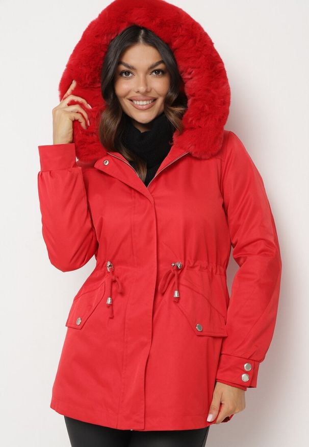 Born2be - Czerwona Kurtka Parka z Odpinanym Futerkowym Obszyciem przy Kapturze Inelithrae. Okazja: na co dzień. Typ kołnierza: golf. Kolor: czerwony. Materiał: jeans. Sezon: zima. Styl: klasyczny, casual, elegancki