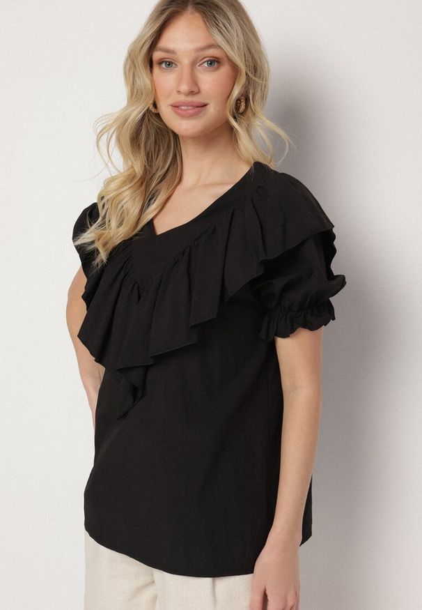Born2be - Czarna Bluzka z Wiskozą i Falbankami Fadevia. Okazja: na co dzień. Typ kołnierza: kołnierz z falbankami. Kolor: czarny. Materiał: wiskoza. Długość rękawa: krótki rękaw. Długość: krótkie. Styl: wizytowy, casual, elegancki