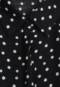 Renee - Czarna Wiskozowa Sukienka w Kropeczki o Koszulowym Kroju z Wiązanym Paskiem Jynyra. Kolor: czarny. Materiał: wiskoza. Sezon: lato. Typ sukienki: koszulowe. Styl: elegancki, retro, klasyczny #3