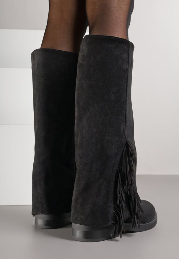 Born2be - Czarne Kozaki z Wywiniętą Cholewką i Frędzlami Reisela. Okazja: na co dzień. Kolor: czarny. Szerokość cholewki: normalna. Styl: casual