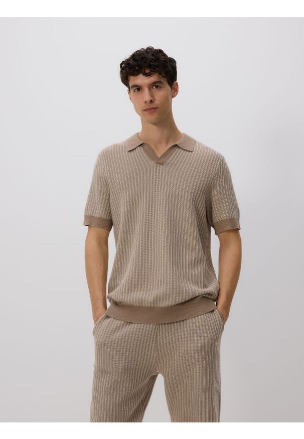 Reserved - Strukturalny sweter polo - beżowy. Kolor: beżowy. Materiał: bawełna, dzianina