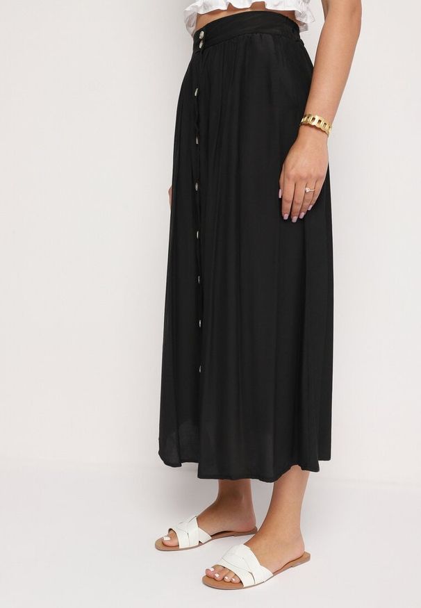 Born2be - Czarna Spódnica Maxi z Guzikami i Gumką w Pasie Aurorsa. Okazja: na co dzień. Kolor: czarny. Styl: casual, klasyczny, elegancki