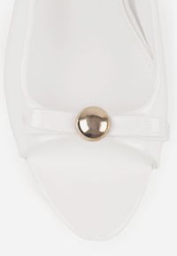 Born2be - Białe Lakierowane Klapki VICES na Szpilce z Wyciętą Cholewką i Kokardą Vilinelin. Okazja: na wesele, na co dzień, na ślub cywilny. Kolor: biały. Materiał: lakier. Obcas: na szpilce. Styl: wizytowy, casual, klasyczny, elegancki #9