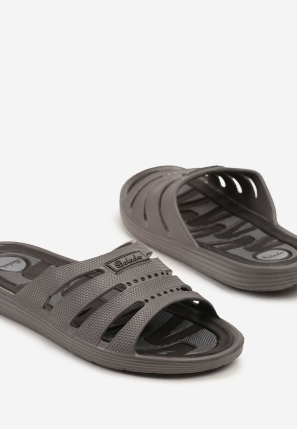 Born2be - Szaro-Czarne Piankowe Klapki z Ozdobnymi Wycięciami w Sportowym Stylu Maravella. Okazja: na imprezę, na plażę, na spacer. Kolor: szary. Materiał: len. Sezon: lato. Styl: sportowy