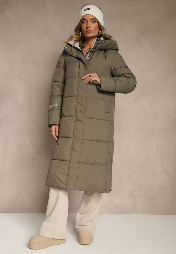 Renee - Ciemnozielona Pikowana Kurtka o Długim Kroju z Kapturem i Suwakami po Bokach Tevitte. Typ kołnierza: kaptur. Kolor: zielony. Materiał: dzianina, poliester, zamsz. Długość: długie