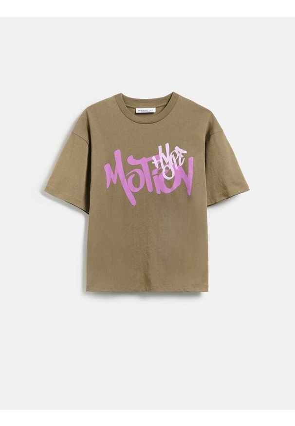 Reserved - Bawełniany t-shirt z nadrukiem - warm olive. Materiał: bawełna. Wzór: nadruk