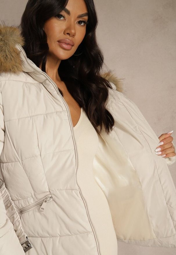 Renee - Beżowa Kurtka Pikowana z Nieodpinanym Kapturem Futerkiem i Paskiem Retelda. Okazja: na co dzień. Kolor: beżowy. Materiał: futro. Sezon: zima. Styl: casual