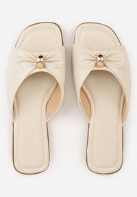 Renee - Beżowe Klapki na Płaskiej Podeszwie Zdobione Metaliczną Aplikacją Winnessa. Okazja: na co dzień. Kolor: beżowy. Materiał: jeans. Wzór: aplikacja. Obcas: na płaskiej podeszwie. Styl: casual #2