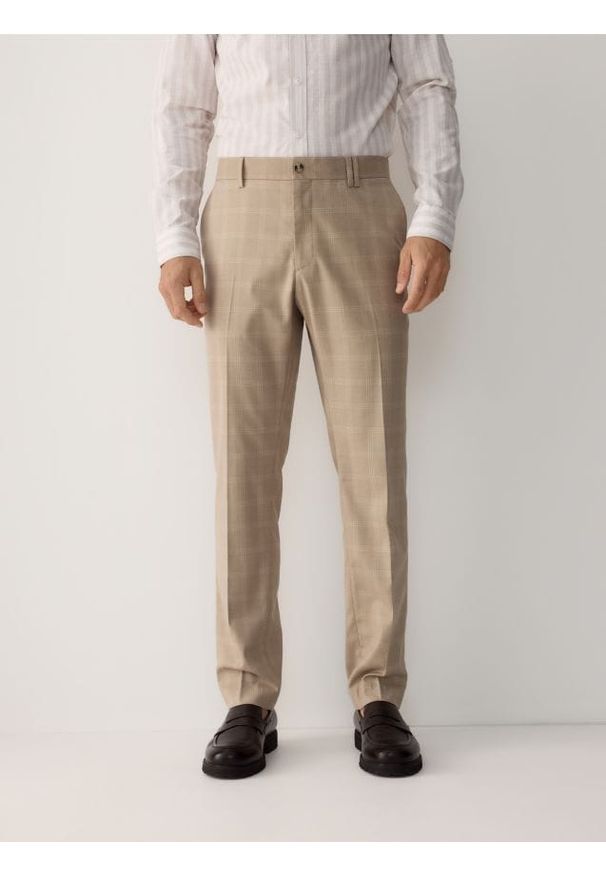 Reserved - Spodnie garniturowe slim fit - beżowy. Kolor: beżowy. Materiał: tkanina, wiskoza