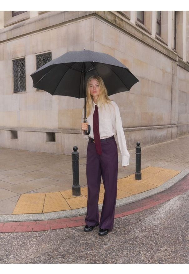 Reserved - Spodnie z paskiem - fioletowy. Kolor: fioletowy. Materiał: wiskoza, tkanina