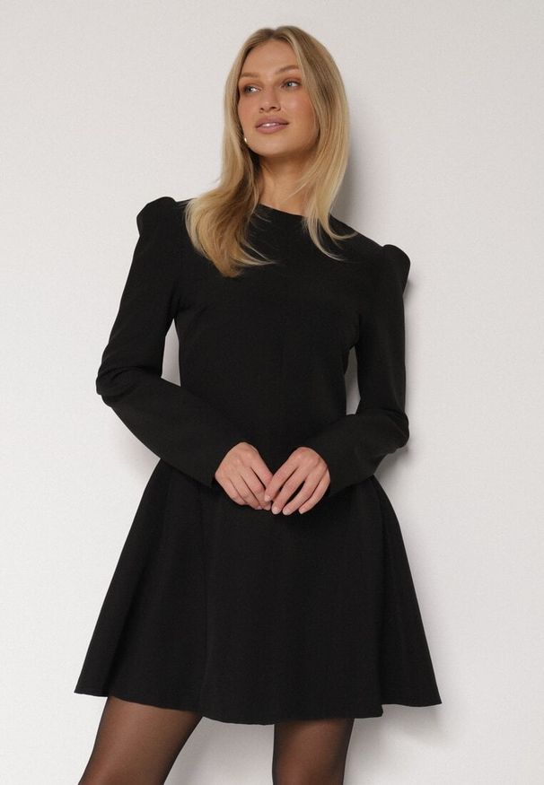 Born2be - Czarna Rozkloszowana Sukienka Ozdobiona Metaliczną Aplikacją Eleslie. Okazja: na co dzień. Kolor: czarny. Wzór: aplikacja. Styl: casual, elegancki