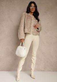 Renee - Beżowa Kurtka Futerko o Prostym Fasonie z Okrągłym Dekoltem Iddane. Okazja: na imprezę, na co dzień. Kolor: beżowy. Materiał: futro. Styl: wizytowy, casual, elegancki #2