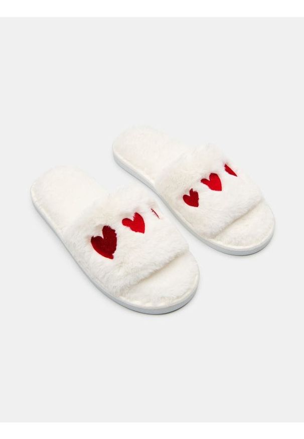 Sinsay - Kapcie z futerkiem - kremowy. Kolor: kremowy. Materiał: futro