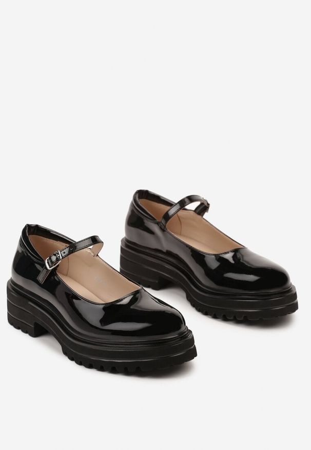 Renee - Czarne Półbuty o Lakierowanym Połysku na Platformie ze Sprzączką Ledianma. Zapięcie: sprzączka. Kolor: czarny. Materiał: lakier. Obcas: na platformie