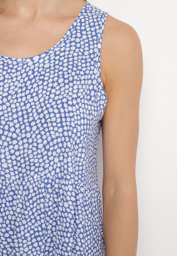 Born2be - Niebieska Rozkloszowana Bawełniana Sukienka z Falbanami w Kwiaty Zeolane. Okazja: na spacer, na co dzień. Kolor: niebieski. Materiał: bawełna. Wzór: kwiaty. Sezon: wiosna. Typ sukienki: proste. Styl: casual, elegancki