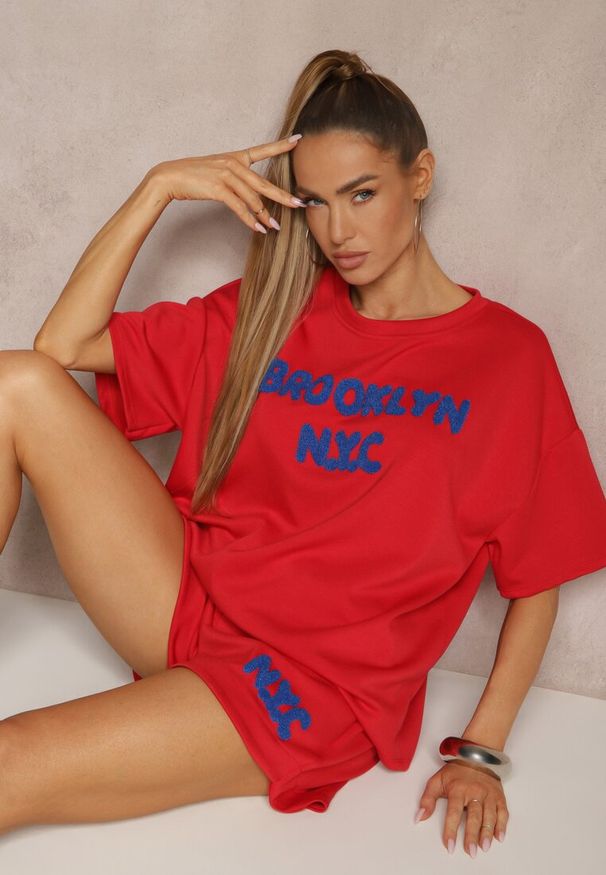 Renee - Czerwony Komplet z Wiskozą o Fasonie Oversize T-shirt i Szorty Lirafina. Kolor: czerwony. Materiał: wiskoza
