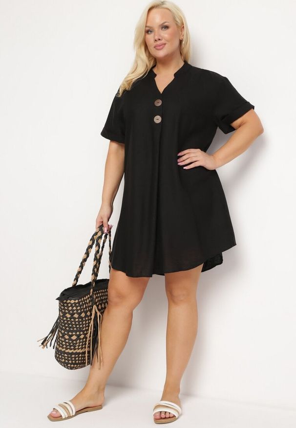 Born2be - Czarna Sukienka z Lnem Pudełkowa z Krótkim Rękawem i Guzikami Effienu. Kolor: czarny. Materiał: len. Długość rękawa: krótki rękaw. Wzór: kolorowy. Styl: elegancki, klasyczny
