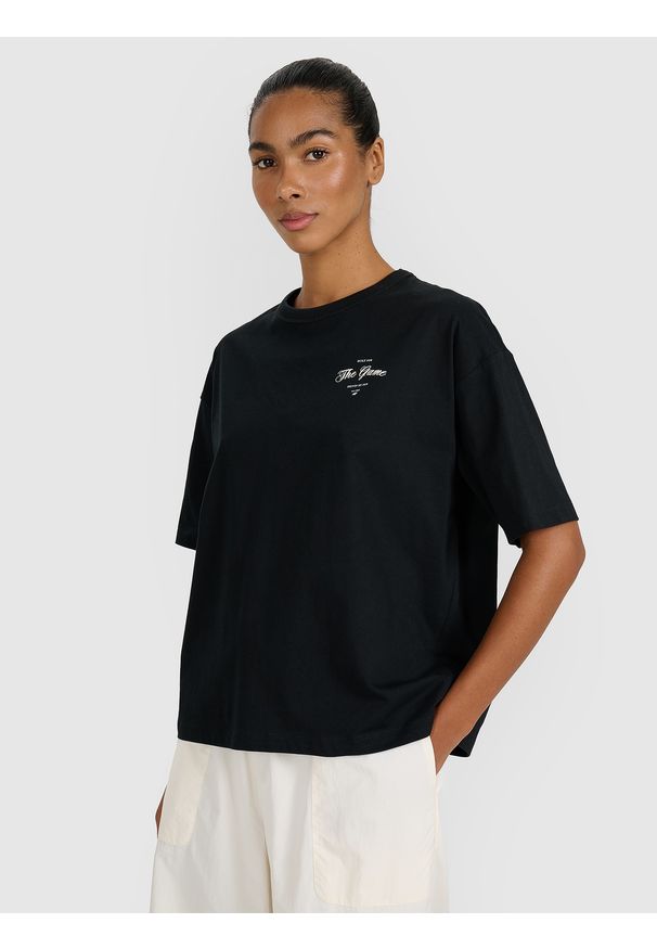 4f - 4F T-shirt oversize z nadrukiem damski - czarny XL. Okazja: na co dzień. Kolor: czarny. Materiał: materiał, bawełna, jersey, dzianina. Długość rękawa: krótki rękaw. Długość: krótkie. Wzór: nadruk. Styl: sportowy, klasyczny, casual