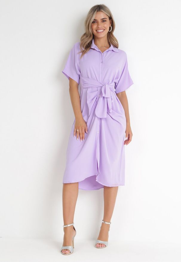 Born2be - Fioletowa Koszulowa Sukienka Midi z Ozdobnym Wiązaniem i Marszczeniem Eudolia. Okazja: na co dzień. Typ kołnierza: dekolt w serek. Kolor: fioletowy. Długość rękawa: krótki rękaw. Sezon: wiosna, lato. Typ sukienki: koszulowe. Styl: casual, klasyczny. Długość: midi