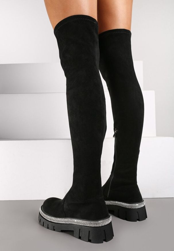 Born2be - Czarne Kozaki na Grubej Podeszwie w Stylu Muszkieterek z Cyrkoniami Tomelia. Kolor: czarny. Materiał: jeans. Obcas: na obcasie. Styl: elegancki, wizytowy. Wysokość obcasa: średni