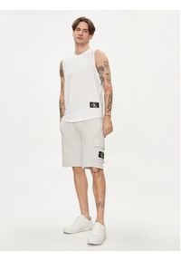Calvin Klein Jeans Szorty sportowe Monologo Badge J30J325132 Szary Regular Fit. Kolor: szary. Materiał: bawełna. Styl: sportowy #3