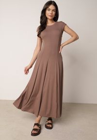 Born2be - Brązowa Rozkloszowana Bawełniana Sukienka Dzianinowa Mahanaim. Okazja: do pracy, na co dzień. Kolor: brązowy. Materiał: bawełna, dzianina. Wzór: ażurowy. Typ sukienki: proste, rozkloszowane. Styl: elegancki, casual #4