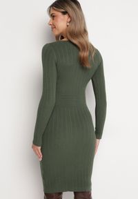 Born2be - Ciemnozielona Sweterkowa Sukienka Midi z Guzikami Zeilie. Kolor: zielony. Materiał: dzianina. Długość: midi #7