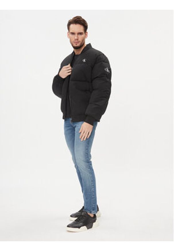 Calvin Klein Jeans Kurtka przejściowa J30J324072 Czarny Regular Fit. Kolor: czarny. Materiał: syntetyk
