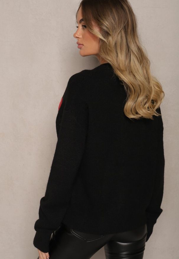 Renee - Czarny Rozpinany Kardigan Ozdobiony Sercem Miathia. Okazja: na co dzień. Typ kołnierza: dekolt w kształcie V. Kolor: czarny. Materiał: jeans. Wzór: aplikacja. Styl: casual, elegancki