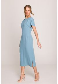 Stylove - Elegancka sukienka ołówkowa z dekoltem V z tyłu niebieska. Okazja: na spotkanie biznesowe. Typ kołnierza: dekolt kopertowy, dekolt w kształcie V. Kolor: niebieski. Materiał: tkanina, elastan. Długość rękawa: krótki rękaw. Typ sukienki: ołówkowe. Styl: elegancki. Długość: midi #3