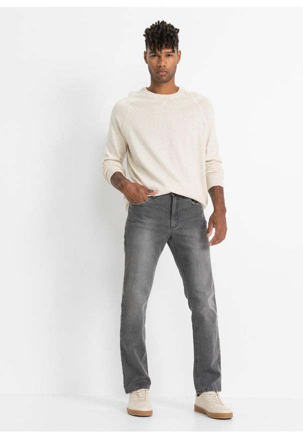 bonprix - Dżinsy ze stretchem regular fit w wygodnym fasonie, straight. Kolor: szary. Styl: vintage