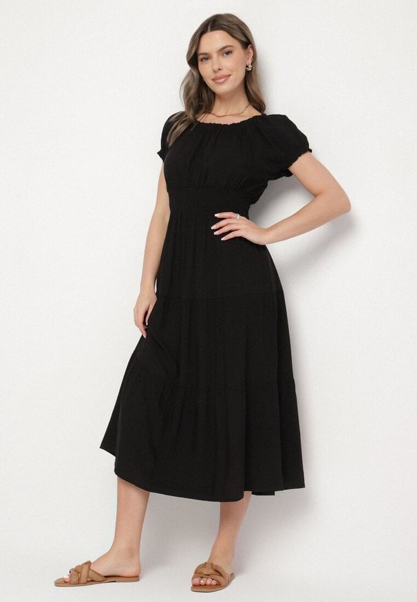 Born2be - Czarna Sukienka o Rozkloszowanym Kroju z Dekoltem Typu Łódka Miranea. Okazja: na co dzień. Kolor: czarny. Materiał: jeans. Typ sukienki: proste, rozkloszowane. Styl: klasyczny, casual