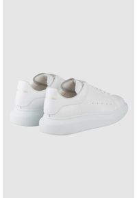 Alexander McQueen - ALEXANDER MCQUEEN Białe sneakersy. Kolor: biały. Materiał: skóra #6