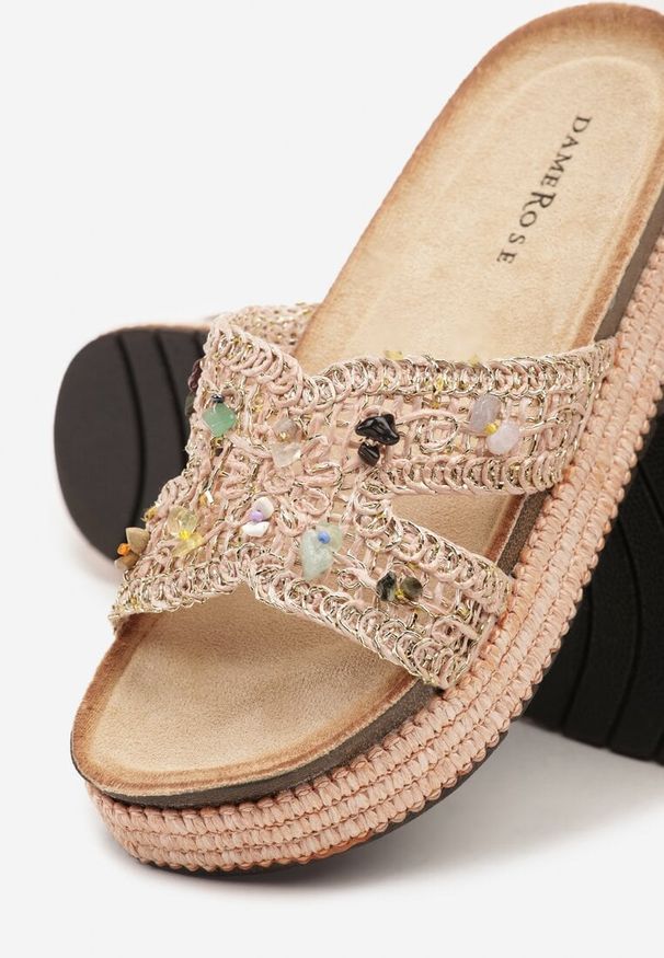 Renee - Różowe Klapki na Platformie Ozdobione Koralikami i Plecionką Lireavelle. Okazja: na co dzień. Kolor: różowy. Materiał: jeans. Wzór: aplikacja. Sezon: lato. Obcas: na platformie. Styl: casual, klasyczny