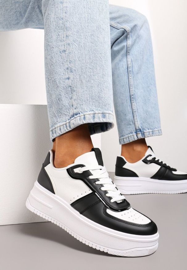 Renee - Biało-Czarne Sznurowane Sneakersy na Grubej Podeszwie Salsabil. Kolor: biały. Materiał: materiał. Wzór: aplikacja. Obcas: na platformie