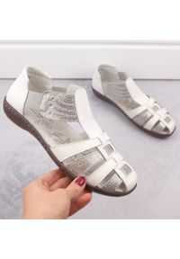Skórzane sandały damskie zabudowane białe T.Sokolski L24-622. Kolor: biały. Materiał: skóra