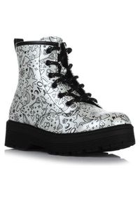 skechers - Buty do chodzenia dla dzieci Skechers Gravlen Hi Doodle. Wysokość cholewki: za kostkę. Kolor: biały, wielokolorowy, czarny, szary. Materiał: materiał, syntetyk. Szerokość cholewki: normalna. Sport: turystyka piesza