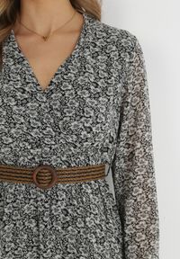 Born2be - Biało-Czarna Sukienka Rozkloszowana w Kwiaty z Paskiem Khito. Okazja: na co dzień. Typ kołnierza: dekolt w serek. Kolor: czarny. Długość rękawa: długi rękaw. Wzór: kwiaty. Styl: casual, elegancki, klasyczny #5