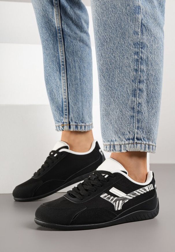 Born2be - Czarne Sneakersy Ozdobione Geometrycznym Wzorem w Zeberkę Arulia. Okazja: na co dzień, na spacer. Kolor: czarny. Materiał: jeans. Wzór: aplikacja, geometria. Sport: turystyka piesza