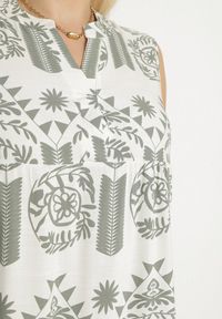 Born2be - Zielono-Kremowa Sukienka o Rozkloszowanym Kroju Bez Rękawów w Etniczny Wzór Revarise. Okazja: na co dzień. Typ kołnierza: dekolt w serek. Kolekcja: plus size. Kolor: zielony. Długość rękawa: bez rękawów. Typ sukienki: dla puszystych. Styl: casual #4