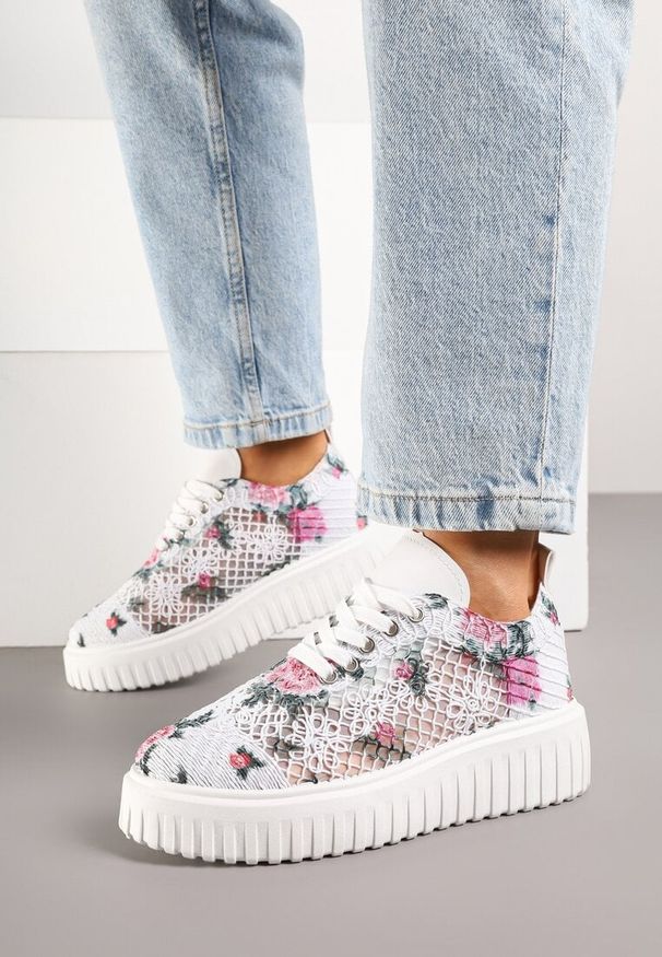 Born2be - Wielokolorowe Ażurowe Sneakersy Vices na Grubej Podeszwie z Tłoczeniem Luminise. Nosek buta: okrągły. Zapięcie: sznurówki. Kolor: wielokolorowy. Materiał: materiał. Wzór: ażurowy. Sezon: lato. Obcas: na obcasie. Wysokość obcasa: średni