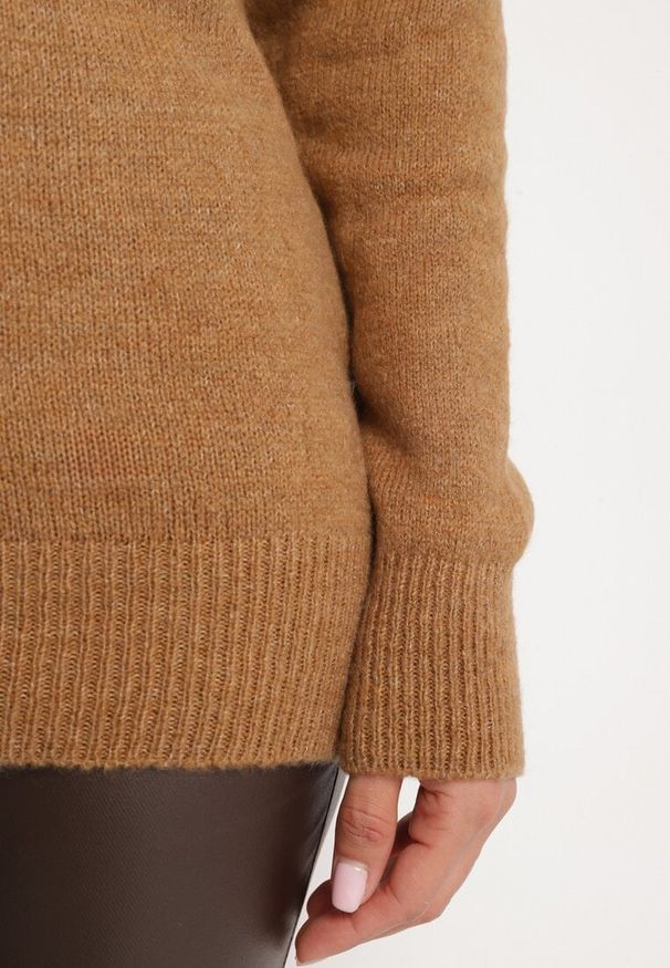 Born2be - Brązowy Sweter z Wywiniętym Dekoltem Parira. Kolor: brązowy. Długość rękawa: długi rękaw. Długość: długie. Wzór: aplikacja, bez wzorów. Styl: elegancki