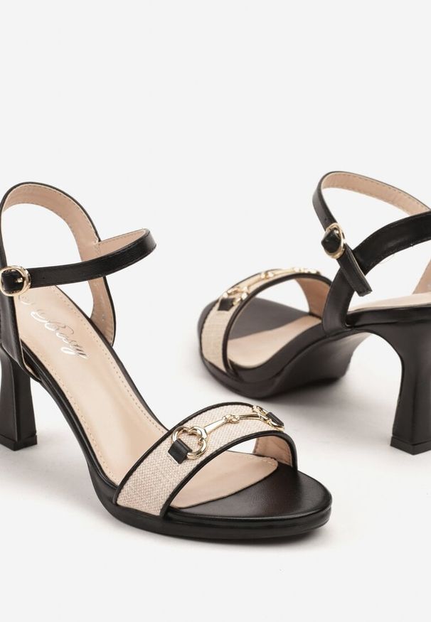 Renee - Czarne Sandały na Szpilce z Metalową Klamrą Zdivira. Okazja: na co dzień. Zapięcie: klamry. Kolor: czarny. Materiał: jeans. Obcas: na szpilce. Styl: elegancki, casual. Wysokość obcasa: średni