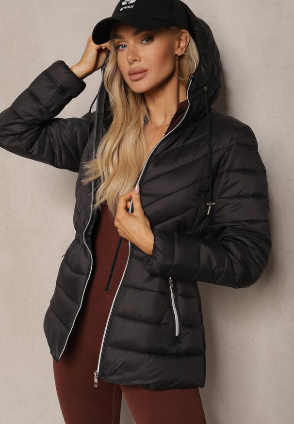 Renee - Czarna Kurtka z Kapturem Ozdobiona Pikowaniem i Sznurkami Zaimara. Typ kołnierza: kaptur. Kolor: czarny. Materiał: jeans. Wzór: aplikacja. Styl: elegancki