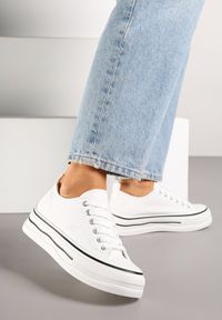 Renee - Białe Casualowe Trampki na Niskiej Platformie Natirinne. Okazja: na co dzień. Kolor: biały. Materiał: jeans. Obcas: na platformie. Styl: casual