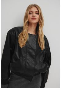 Marsala - Kurtka bomberka z eko skóry w kolorze CZARNYM - CABRA. Typ kołnierza: dekolt w kształcie V. Kolor: czarny. Materiał: skóra. Wzór: aplikacja #1