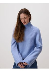 Reserved - Wełniany sweter z golfem - jasnoniebieski. Typ kołnierza: golf. Kolor: niebieski. Materiał: wełna #1