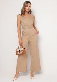 Born2be - Ciemnobeżowy Kombinezon z Bawełną Kopertowym Dekoltem i Paskiem Evivione. Kolor: beżowy. Materiał: bawełna. Styl: elegancki #3