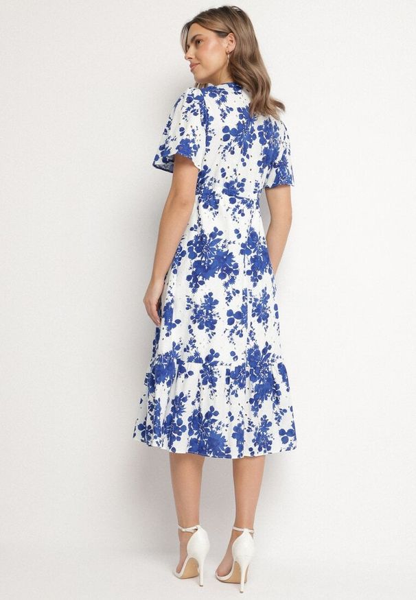 Born2be - Niebieska Sukienka z Bawełny Ażurowa w Kwiaty z Rozkloszowanym Dołem Florbia. Okazja: na co dzień. Kolor: niebieski. Materiał: bawełna. Długość rękawa: krótki rękaw. Wzór: kwiaty, ażurowy. Sezon: wiosna. Typ sukienki: rozkloszowane. Styl: klasyczny, casual