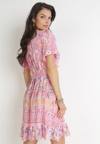 Born2be - Różowa Sukienka Mini z Cienkimi Gumkami w Pasie i Ozdobnym Wiązaniem z Wiskozy Shailan. Okazja: na co dzień. Kolor: różowy. Materiał: wiskoza. Typ sukienki: rozkloszowane. Styl: casual. Długość: mini #5